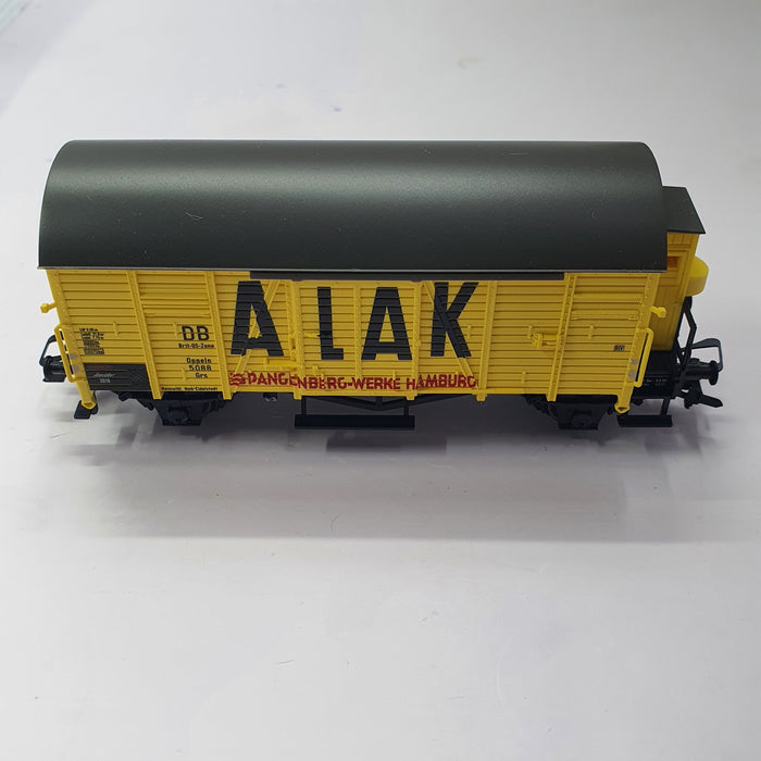 MARKLIN H0 48160 1/87 SCALE COVERED GOODS WAGON WITH BRAKEMAN's CAB JAHRESWAGEN 2010