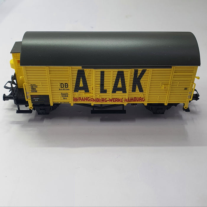 MARKLIN H0 48160 1/87 SCALE COVERED GOODS WAGON WITH BRAKEMAN's CAB JAHRESWAGEN 2010