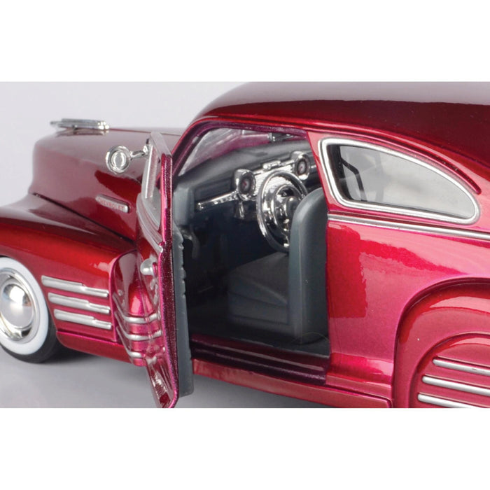 MAISTO 52921 RED 1:25 1948 CHEVROLET FLEETLINE AEROSEDAN DIECAST MODEL