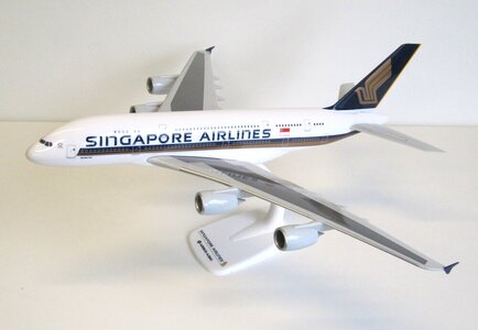 AIRPLANE DIECAST MODEL  SINGAPORE AIRLINES AIRBUS A380-800 1:200 32CM