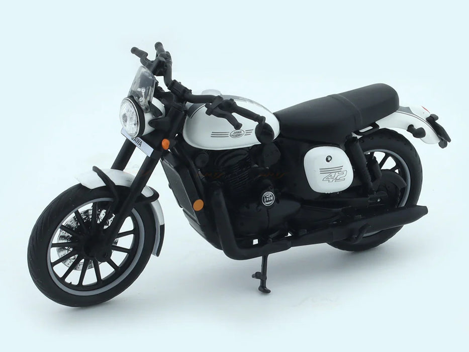 MAISTO JAWA 42 WHITE 1:18 SCALE DIECAST CLAJMT00320