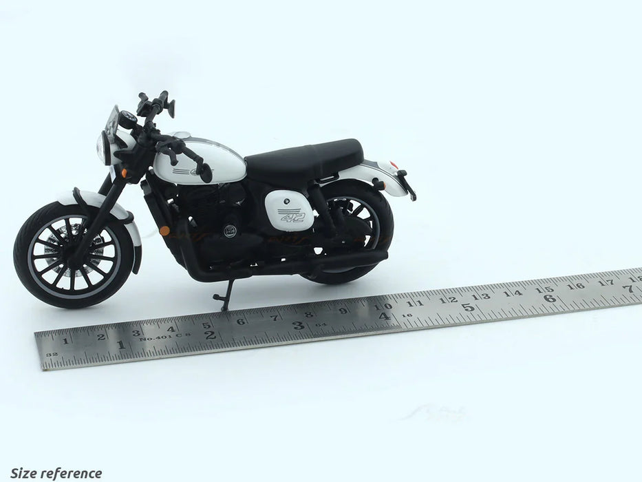MAISTO JAWA 42 WHITE 1:18 SCALE DIECAST CLAJMT00320