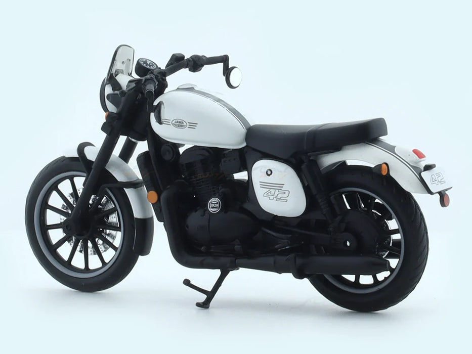MAISTO JAWA 42 WHITE 1:18 SCALE DIECAST CLAJMT00320