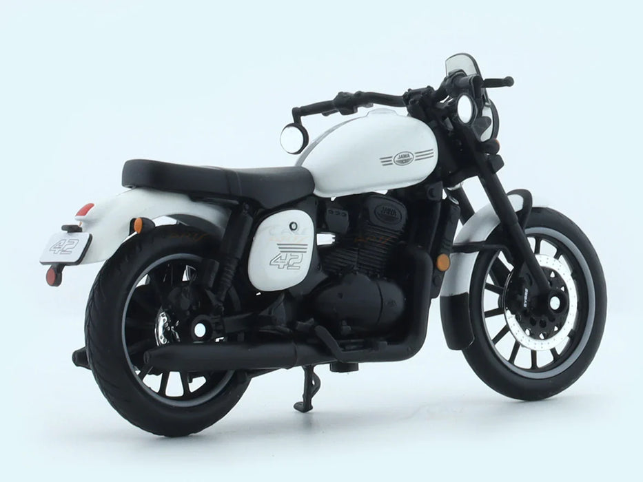 MAISTO JAWA 42 WHITE 1:18 SCALE DIECAST CLAJMT00320