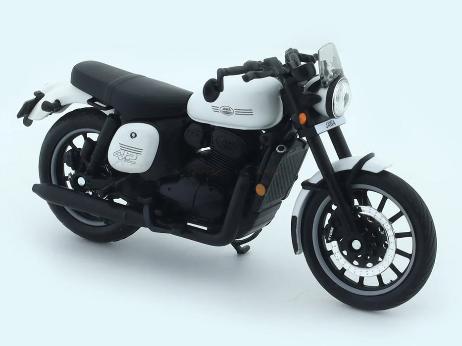 MAISTO JAWA 42 WHITE 1:18 SCALE DIECAST CLAJMT00320