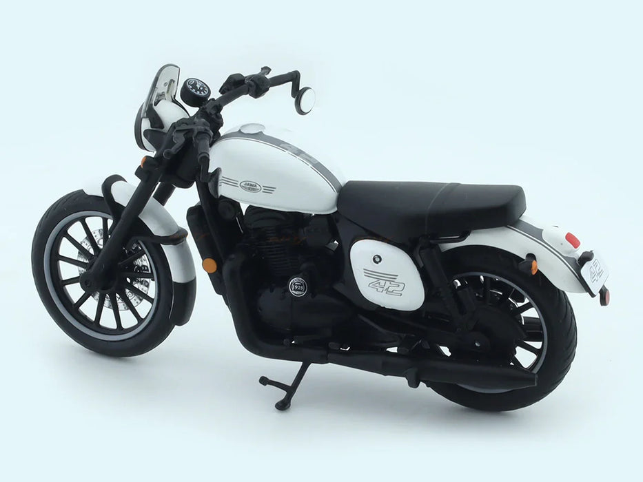MAISTO JAWA 42 WHITE 1:18 SCALE DIECAST CLAJMT00320