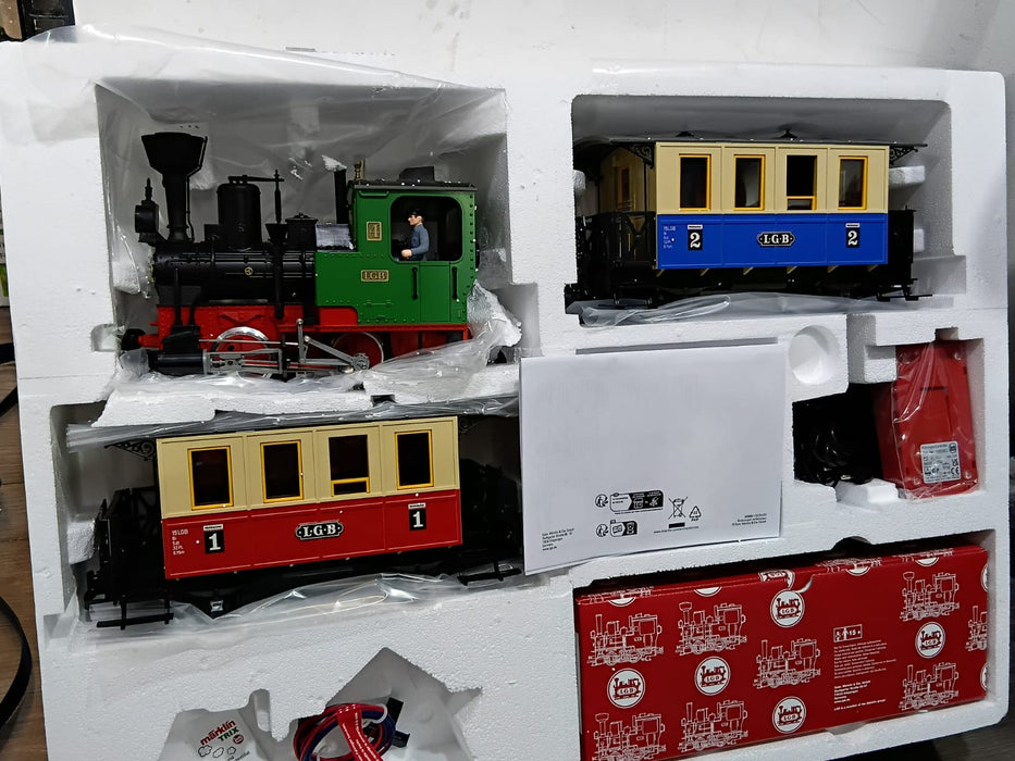 LGB 70307 PASSENGER TRAIN STARTER KIT - L70307 - MINIATURE GARDEN TRAIN WITH LOCOMOTIVE AND TWO CARS, OUTDOOR RAILWAY, G TRACK, 85 X 12 X 16 CM