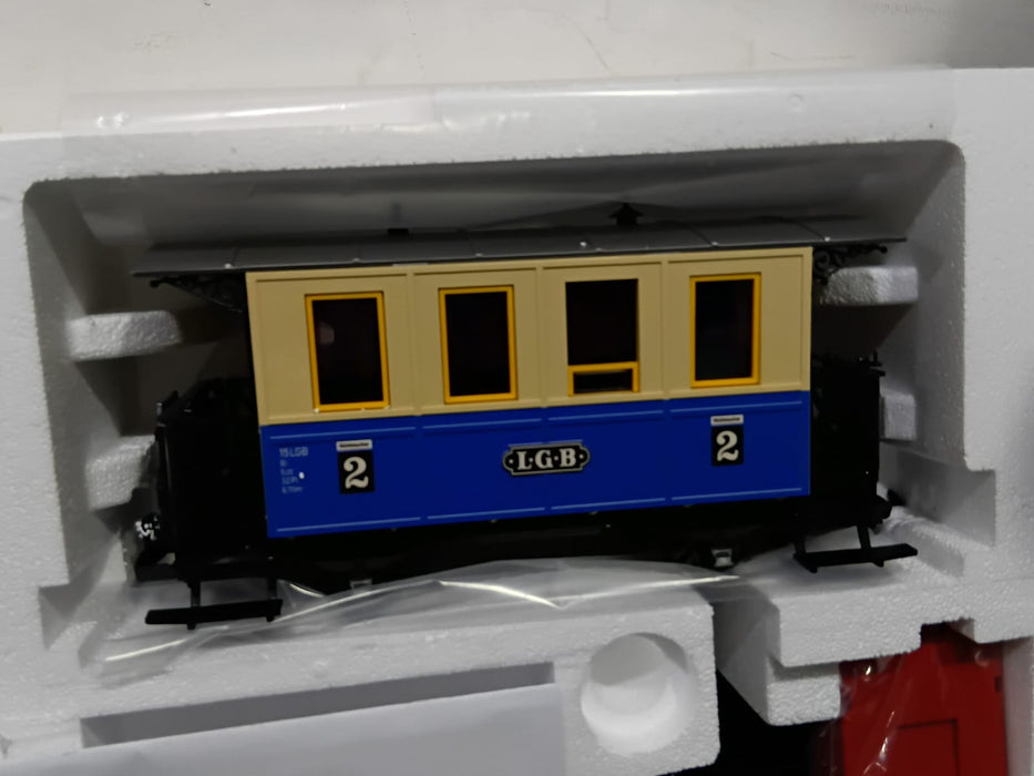LGB 70307 PASSENGER TRAIN STARTER KIT - L70307 - MINIATURE GARDEN TRAIN WITH LOCOMOTIVE AND TWO CARS, OUTDOOR RAILWAY, G TRACK, 85 X 12 X 16 CM