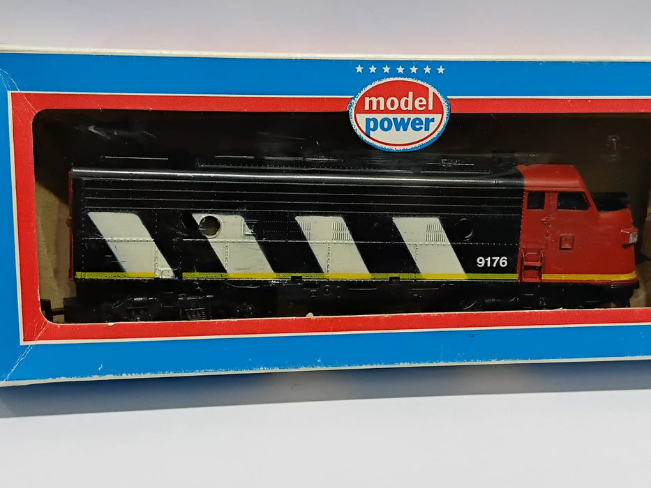 MODEL POWER HO SCALE DUMMY DIESEL LOCOMOTIVE- CANADIAN NATIONAL