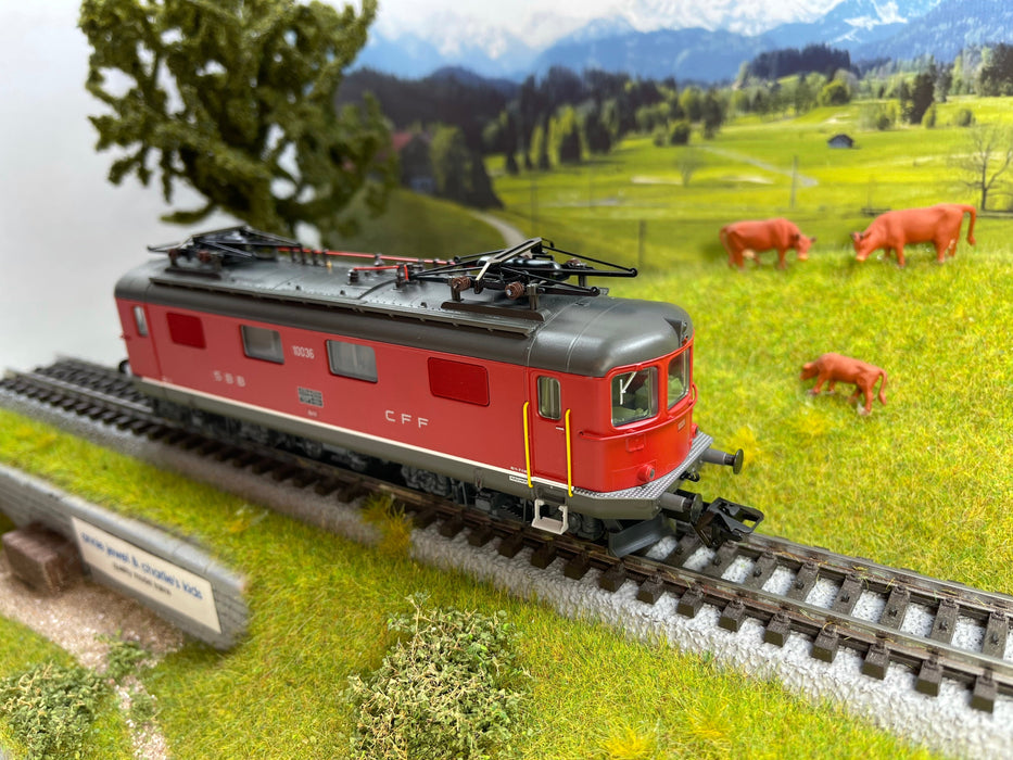 TRIX HO Scale (1:87) Swiss Federal Railways Re 4/4 I Electric Locomotive – SBB/CFF/FFS (22245)