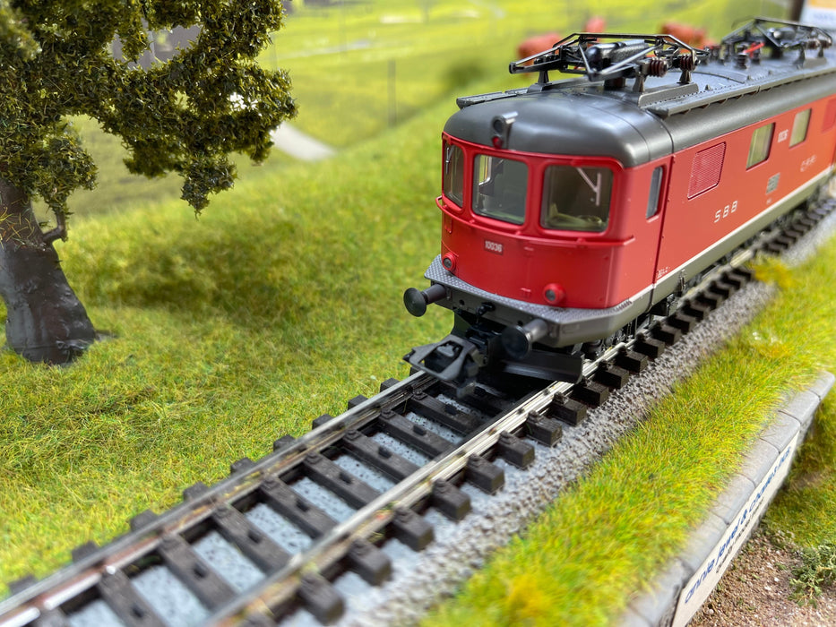 TRIX HO Scale (1:87) Swiss Federal Railways Re 4/4 I Electric Locomotive – SBB/CFF/FFS (22245)