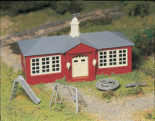 BACHMANN - PLASTICVILLE CLASSIC KITS -- SCHOOL HOUSE W/PLAYGROUND EQUIPMENT - O - 45611