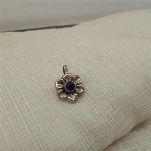 Green Stone in flower design - Nose Pin